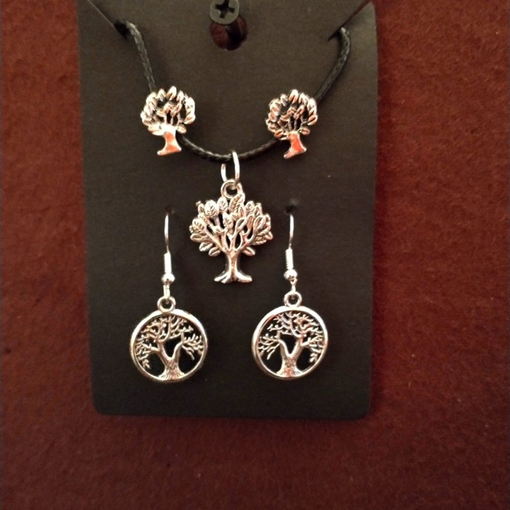 2 pairs of earrings and necklace set